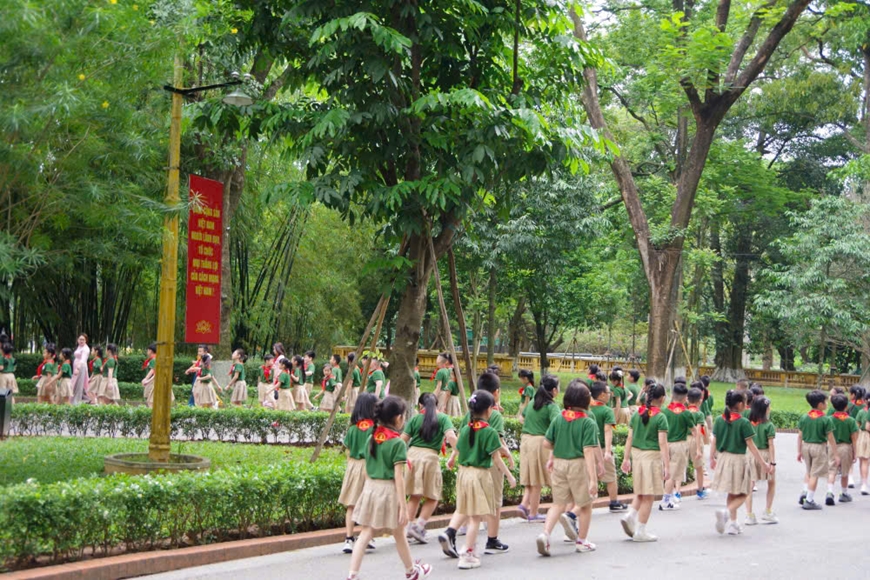 Về bên ao cá, Nhà sàn - tìm lại dấu chân Người
